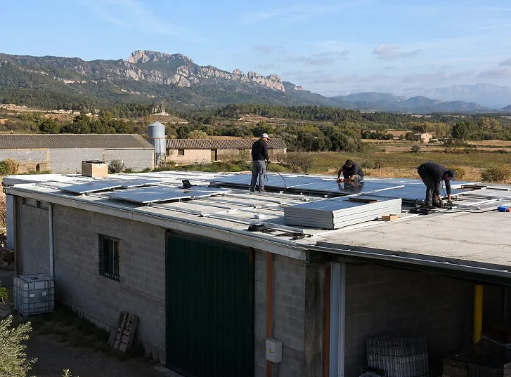 Instalación de placas solares en el tejado de una nave
